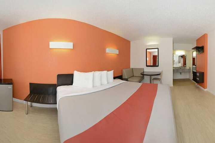 1 King Bed (16 of 17)