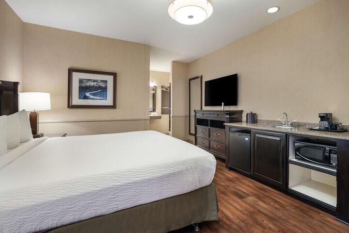 Accessible 1 King Mobility Accessible Bathtub Wet Bar Microwave and Refrigerator (4 of 20)