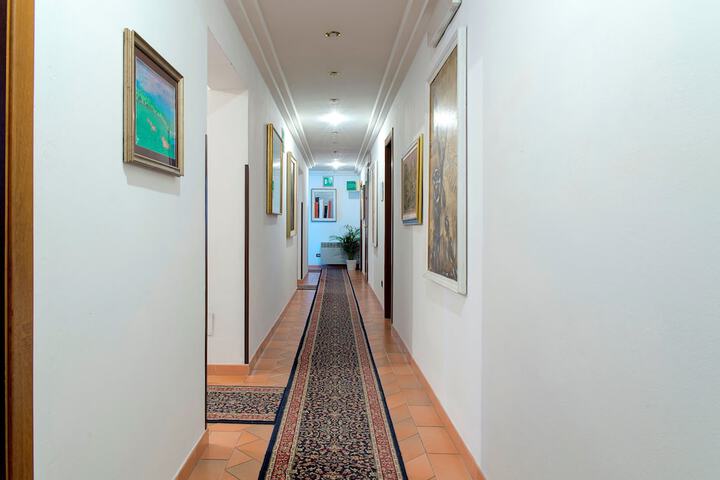 Ballroom/Hall 41 of 47