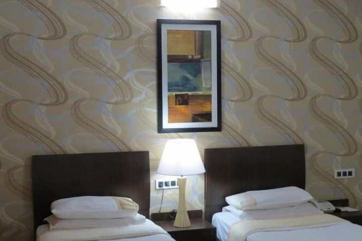 Room 12 of 37