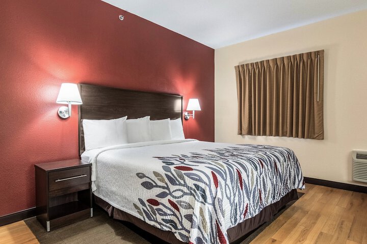 Deluxe King Bed (2 of 18)