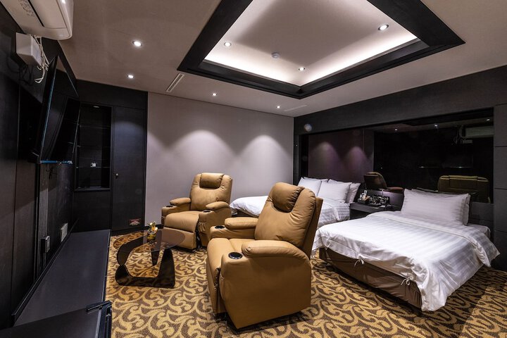 Room 6 of 100