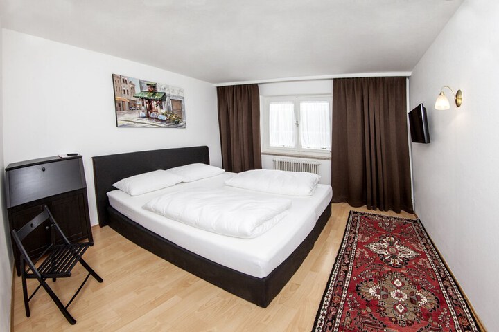 Room 7 of 33