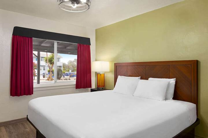 1 King Bed with Continental Breakfast (6 of 13)