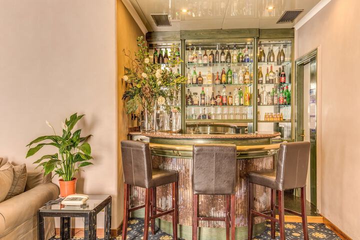 Lounge 76 of 81