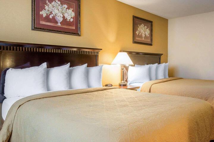 2 Queen Beds (1 of 8)