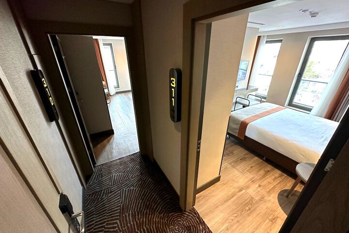 Room 51 of 96