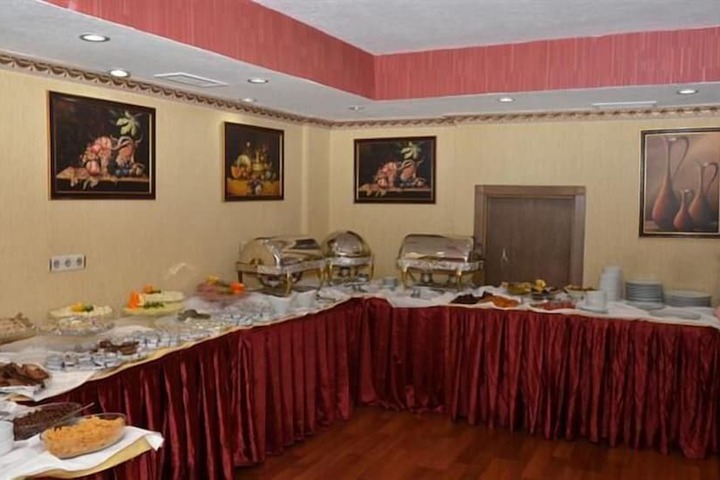 Dining 12 of 13