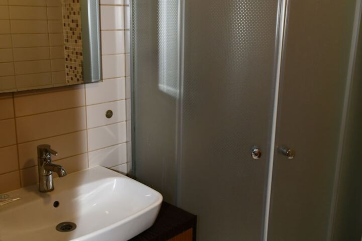 Room 6 of 12