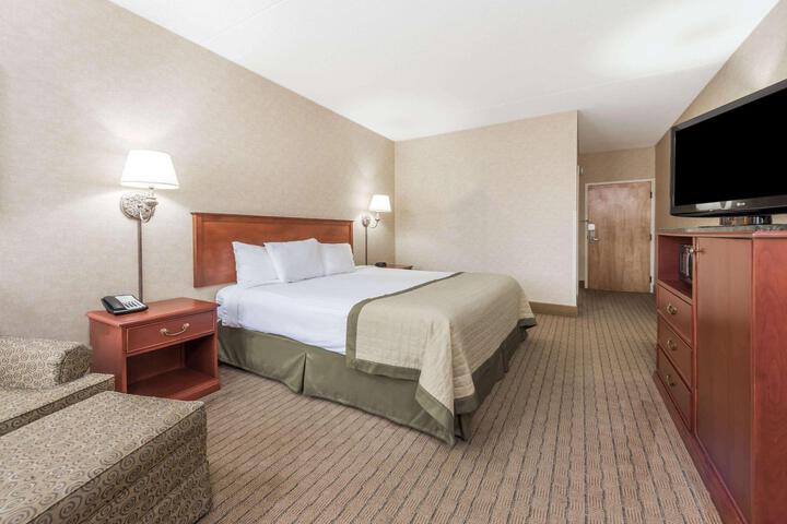 1 King Bed (5 of 22)