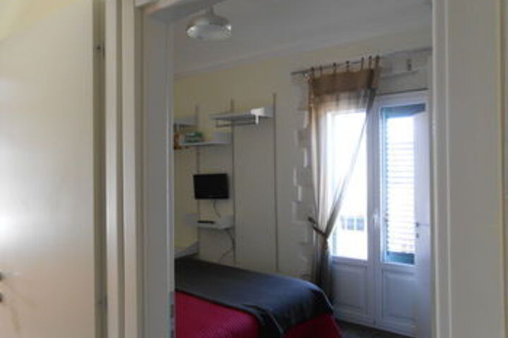 Room 13 of 33