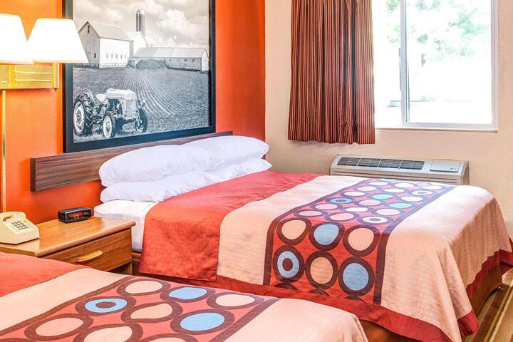 1 Queen Bed (2 of 15)