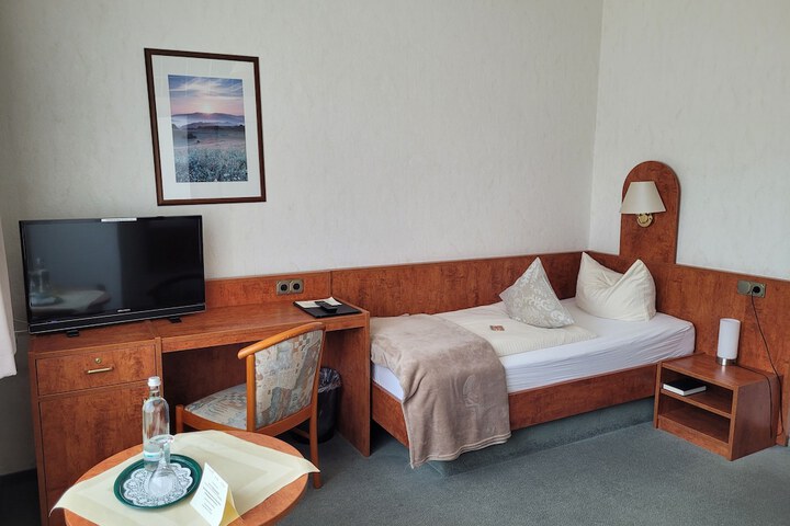 Room 27 of 90