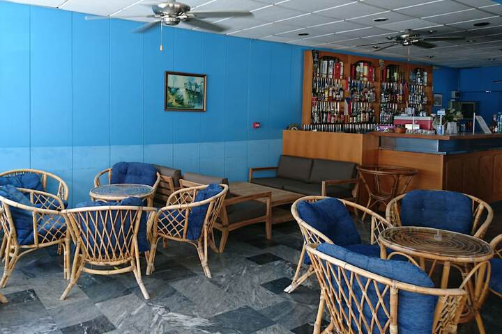 Lounge 10 of 13