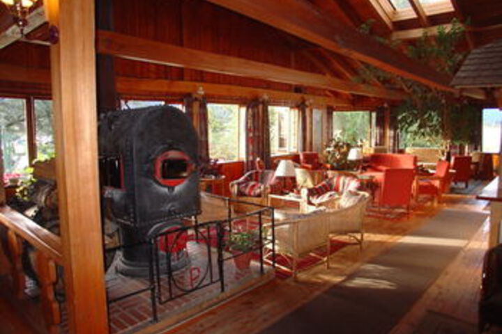 Lounge 22 of 33