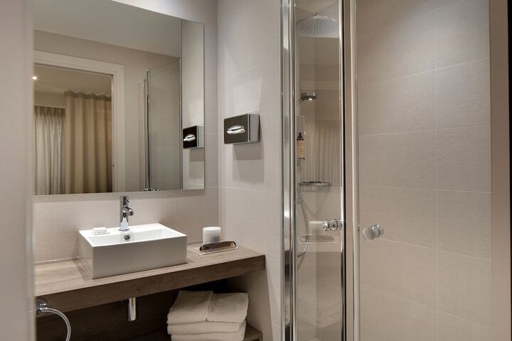 Room 32 of 85