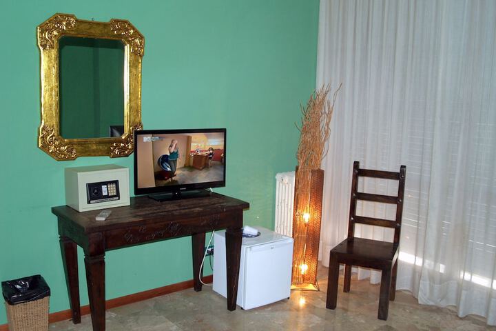 Room 8 of 16
