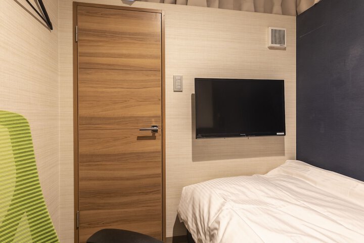 Room 6 of 63
