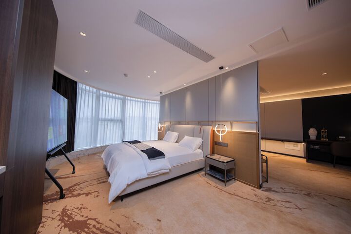Room 33 of 148