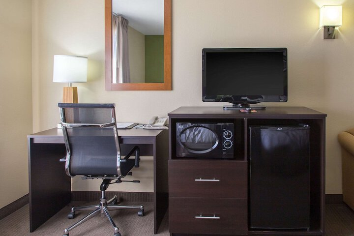 1 Queen Bed (2 of 21)