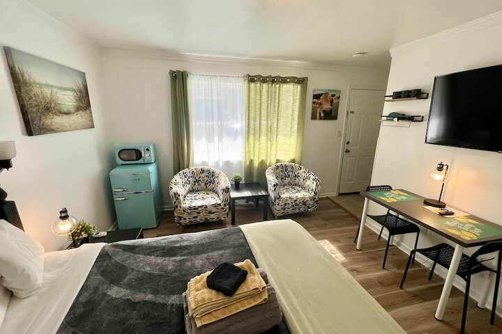 Design Room 1 Queen Bed Refrigerator, Microwave (8 of 10)
