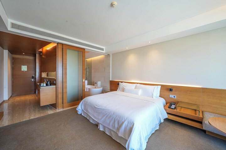 Room 10 of 65