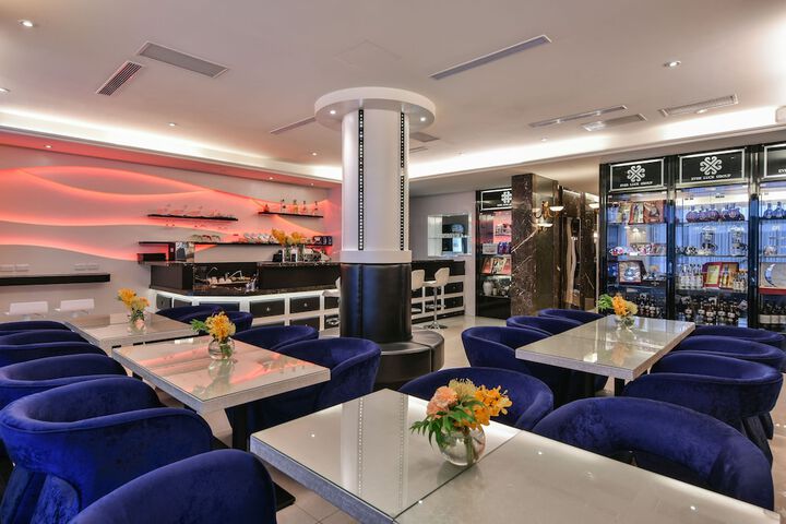 Lounge 45 of 56