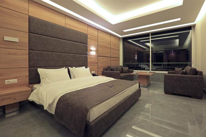 Room 12 of 105