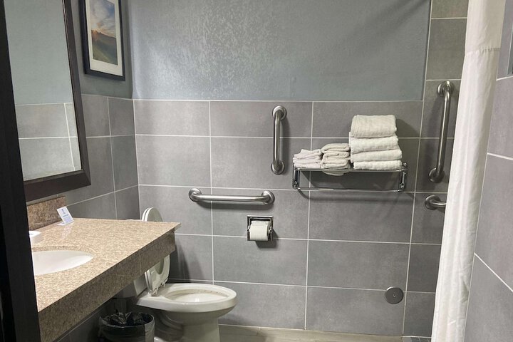 2 Queen Beds Executive Room Living Room Wet Bar Microwave and Refrigerator Bath and Shower Full Breakfast (33 of 34)