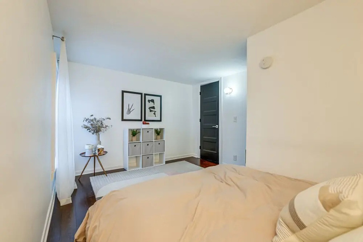 Room 4 of 16