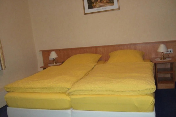 Room 4 of 12