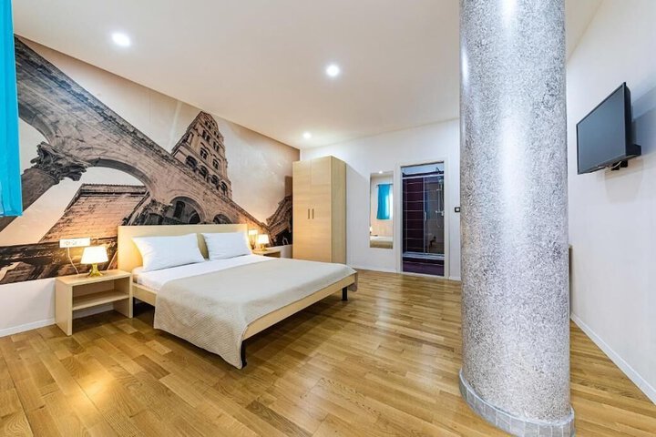 Room 8 of 11