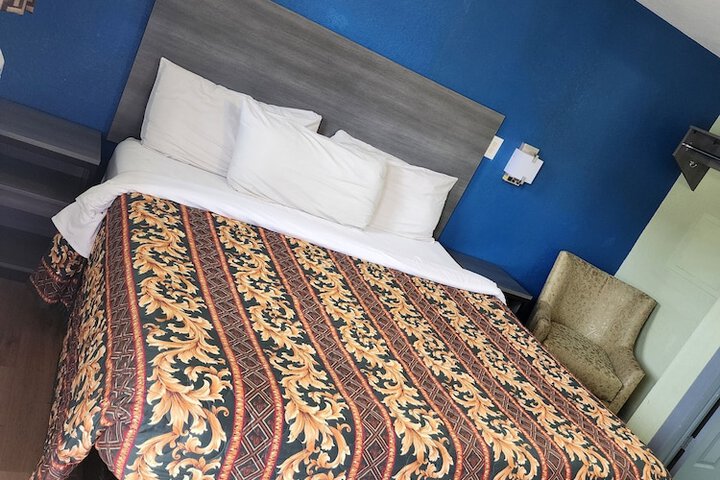 Single Room 1 Queen Bed (3 of 14)