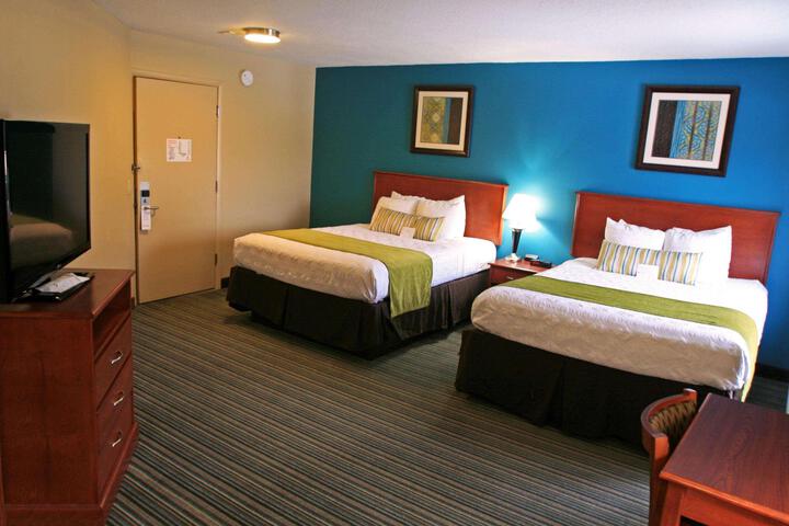 1 Queen Bed Microwave, Refrigerator, Coffee Maker Full Breakfast (6 of 26)