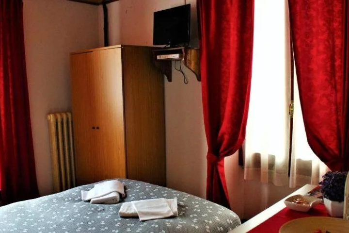 Room 3 of 12