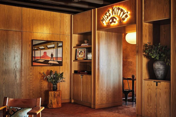 Lounge 56 of 64