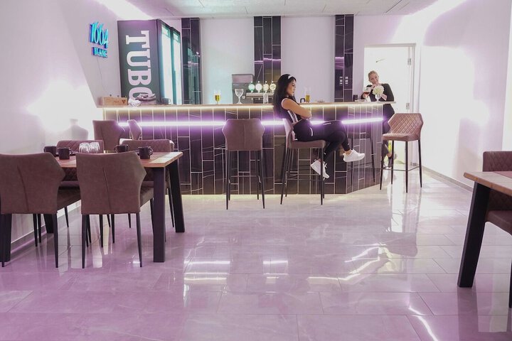 Lounge 36 of 37