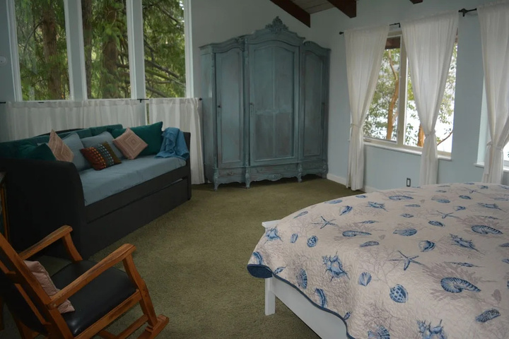 Room 5 of 16