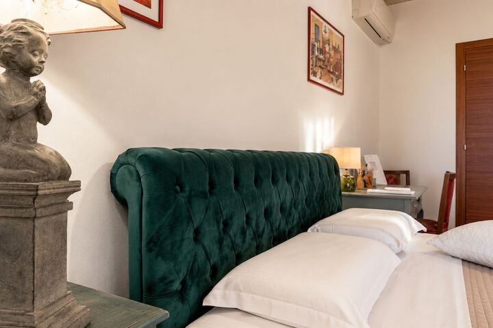 Room 32 of 64