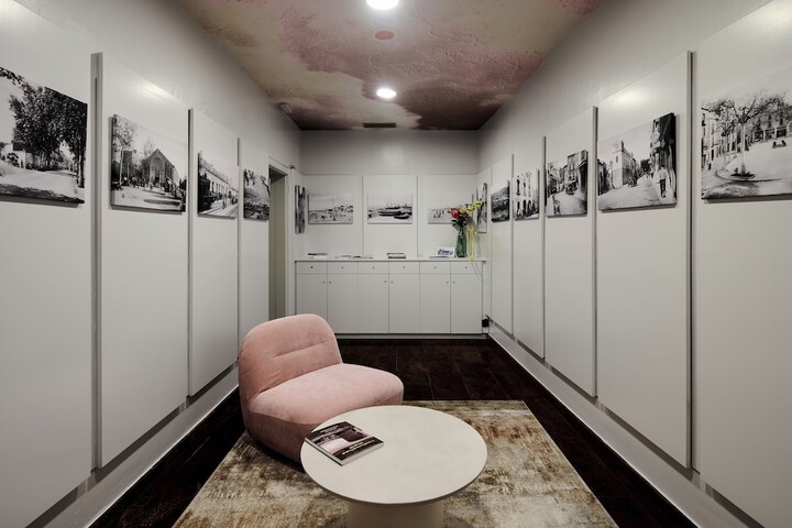 Lounge 176 of 186
