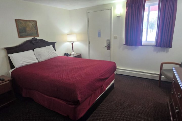 1 Queen Bed (4 of 6)