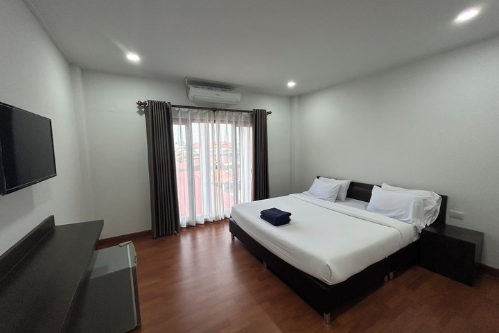 Room 6 of 16