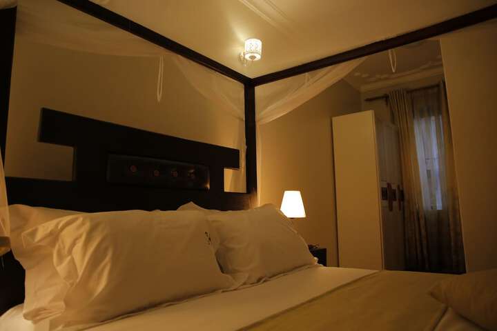 Room 9 of 32