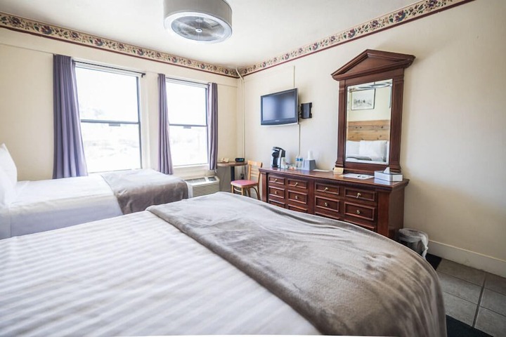 Room 32 of 74