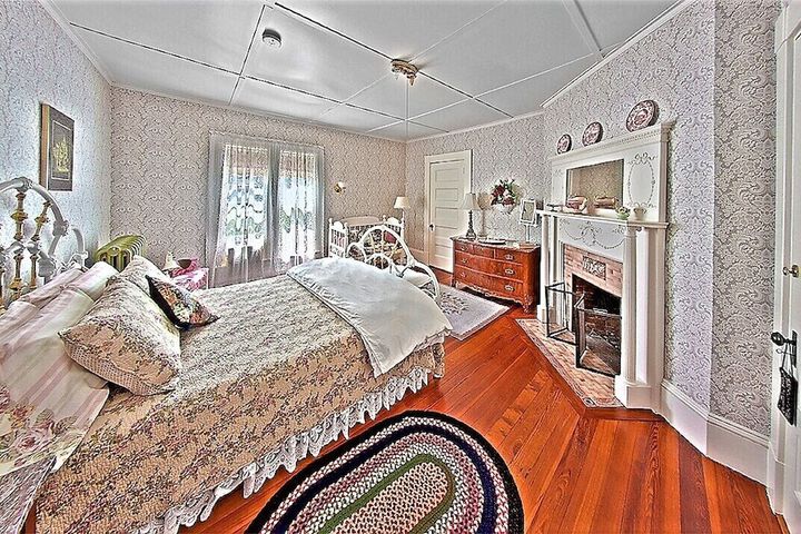 Room 9 of 25