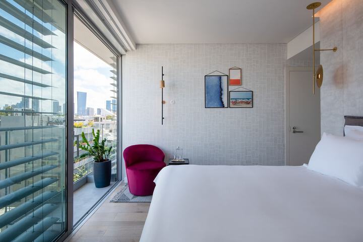 Room 28 of 67