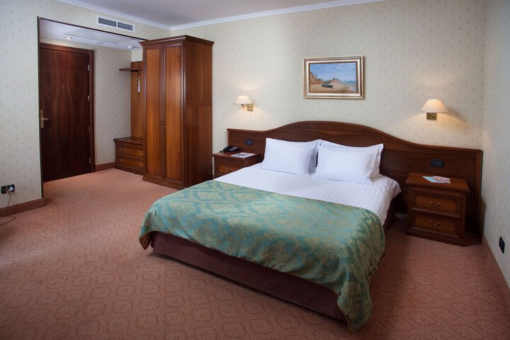 Room 40 of 177