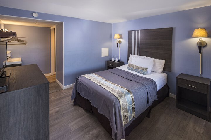 2 Queen Beds (12 of 21)