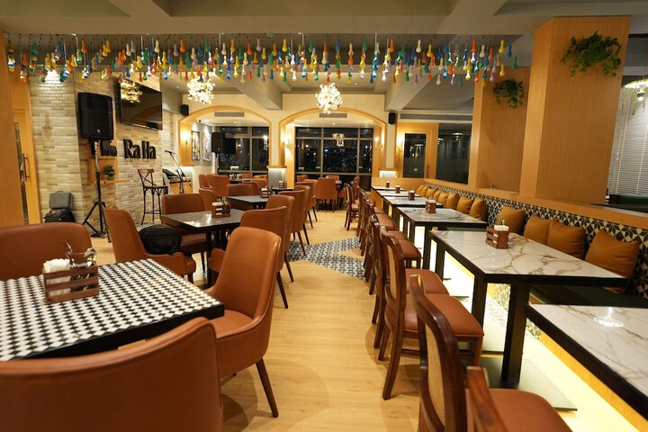 Dining 32 of 44