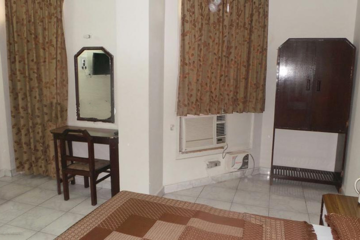 Room 4 of 12